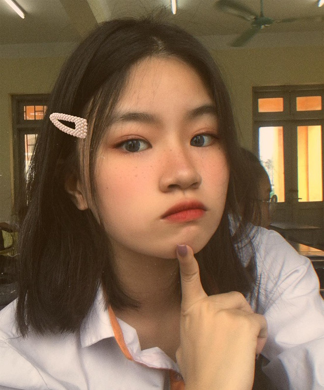 Pháo là tên tuổi mới của Vpop. Cô gái sinh năm 2003 và ca khúc Hai phút hơn đang nhận được sự chú ý lớn của khán giả. Trên bảng xếp hạng #zingchart, giọng ca trẻ đang cạnh tranh thứ hạng với các ca sĩ có tên tuổi như Đức Phúc (Hơn cả yêu), Hương Giang (Tặng anh cho cô ấy), Đạt G (Bánh mì không)...