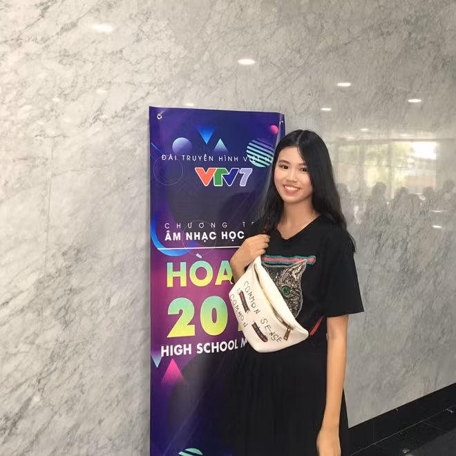 Đời thường, Pháo là nữ sinh năng động, nhiệt tình trong các hoạt động tập thể, trường lớp. Ngoài giờ học, nữ sinh Hà thành còn tham gia các chương trình về âm nhạc tại đài truyền hình hoặc biểu diễn tại các tụ điểm dành cho cộng đồng underground.