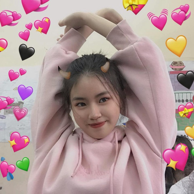 Điều đáng nói là Pháo còn rất trẻ, mới chỉ bước sang 17 tuổi. Nữ ca sĩ đang học lớp 11 tại Hà Nội. Cô sở hữu khuôn mặt bầu bĩnh, đôi mắt luôn toát lên vẻ tinh nghịch, đúng lứa tuổi.