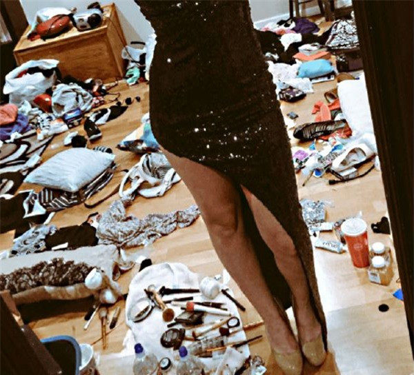 Cô gái đăng ảnh selfie, ai ngờ bị dân mạng cười vì phòng bừa bộn - Hình 2 Co gai dang anh selfie, ai ngo bi dan mang cuoi vi phong bua bon-Hinh-2