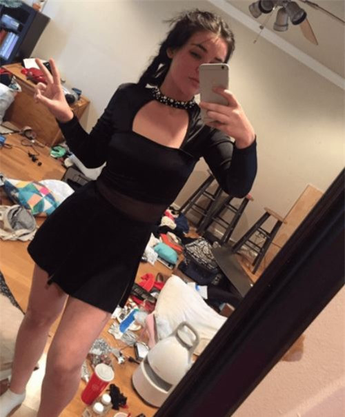 Cô gái đăng ảnh selfie, ai ngờ bị dân mạng cười vì phòng bừa bộn - Hình 3 Co gai dang anh selfie, ai ngo bi dan mang cuoi vi phong bua bon-Hinh-3