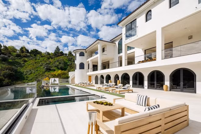 Không gian ngoài trời rộng rãi được sử dụng để ăn uống và thư giãn.