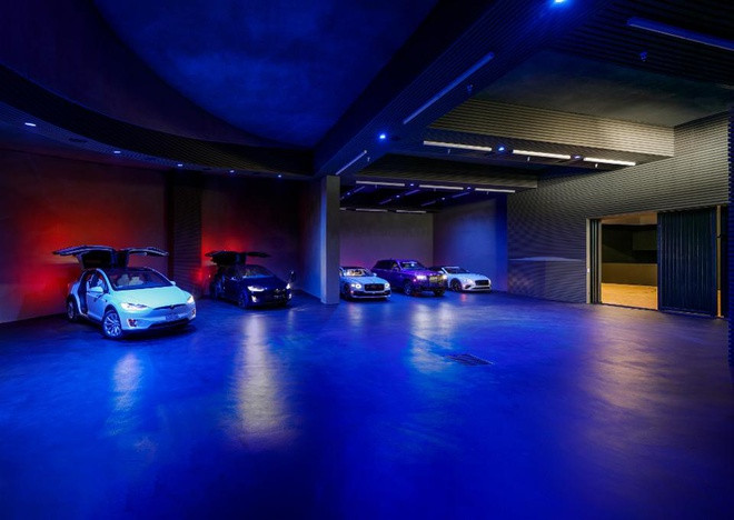 Phòng trưng bày ôtô được trang bị đèn chiếu sáng, đủ sức chứa 20 chiếc.