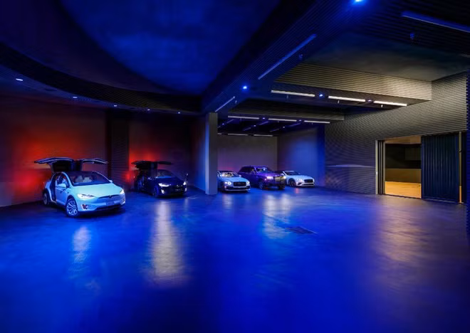 Phòng trưng bày ôtô được trang bị đèn chiếu sáng, đủ sức chứa 20 chiếc.