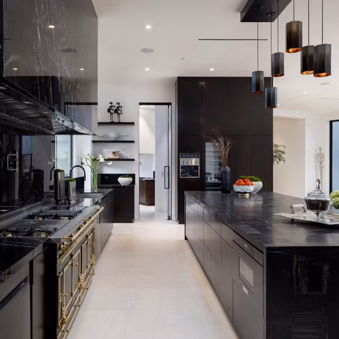 Nhà bếp được trang bị bằng các thiết bị La Cornue cao cấp.