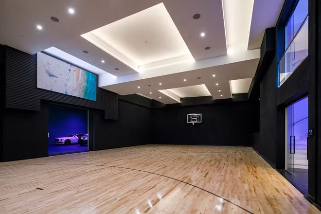 Sân bóng rổ đủ diện tích để tổ chức một sự kiện lớn.