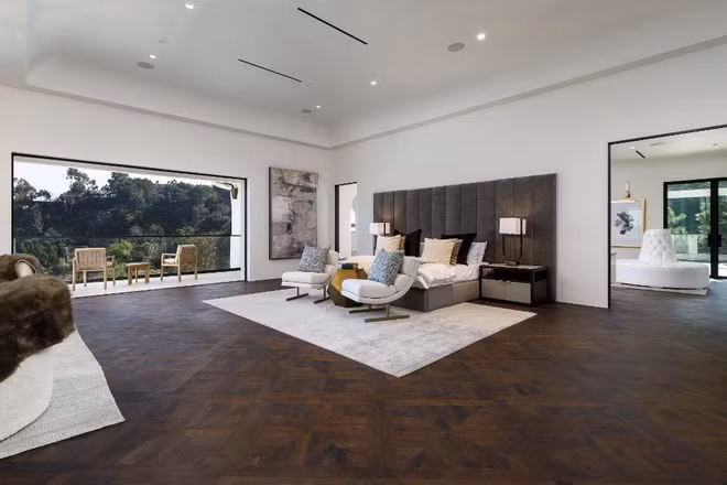 Biệt thự UNICA có 8 phòng ngủ và 21 phòng tắm. Phòng tắm được trang bị bồn rửa, bồn tắm bằng đá cẩm thạch trắng ngọc bích và vòi hoa sen thủy tinh.