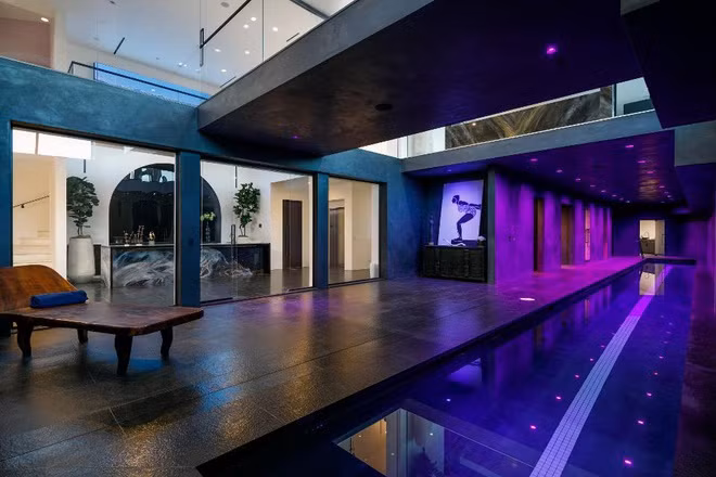 Tầng "chăm sóc sức khỏe" của căn biệt thự có hồ bơi, phòng xông hơi bằng đá và phòng tắm hơi gỗ sồi.