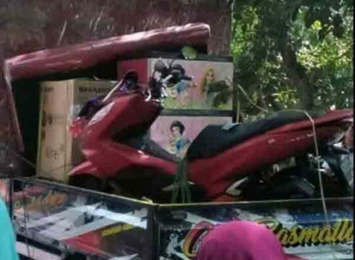 Quà cưới cụ ông tặng gia đình vợ. (Ảnh: Nesiatimes) Nguyên nhân của việc đường ai nấy đi vẫn chưa rõ Khi tin ly hôn của cặp đôi được công khai vào ngày 30/10 vừa qua, đã có rất nhiều người cho rằng việc chia tay là bởi cô Noni đã mang bầu trước khi kết hôn. Tuy nhiên, chị gái của Noni là cô Iyan đã phủ nhận chuyện này. Bản thân cô cũng rất "sốc" khi nghe tin em gái ly hôn bởi trước đó, giữa cặp vợ chồng không hề có dấu hiệu rạn nứt và Noni đã rất suy sụp. Hiện người vợ trẻ vẫn còn "sốc" nhưng đã khá hơn so với mấy ngày trước. Cô Iyan cho rằng vấn đề là từ phía gia đình ông Abah và họ chính là những người đã phản đối cuộc hôn nhân này, dù nộp đơn xin ly hôn nhưng có vẻ đó không phải mong muốn của ông Abah. Còn phía gia đình cô Iyan thì không ai có vấn đề gì với ông Abah cả. Cũng theo cô, hành động của gia đình em rể là việc hạ thấp danh dự gia đình mình. Sắp tới, hai nhà sẽ tổ chức một cuộc gặp mặt để quyết định xem cặp đôi sẽ về với nhau hay chính thức đường ai nấy đi.