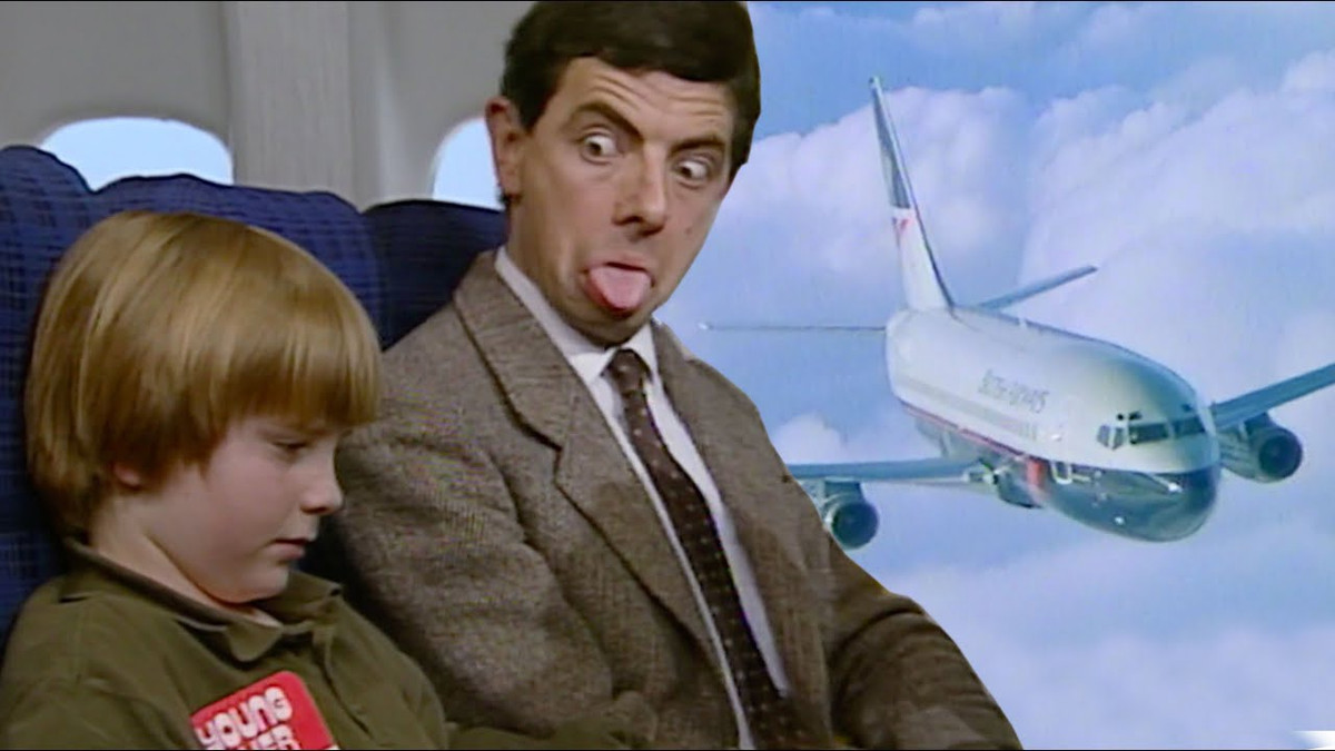  Mr. Bean thoát chết trên máy bay: Nam diễn viên Rowan Atkinson từng được Daily Mail gọi là "người hùng trên không" khi đối mặt với tình huống nguy hiểm trên máy bay. Trong chuyến bay từ Mombasa đến Nairobi, Kenya, phi công bất ngờ bất tỉnh. Nam diễn viên đã nhanh trí cầm lái sau khi người trên chuyến bay dùng nhiều cách đánh thức phi công. May mắn, người này đã tỉnh lại sau thời gian sơ cứu. Theo The Northern Echo, sao phim Mr. Bean cũng có pha cứu nguy bất đắc dĩ giải cứu vợ con và nhân viên trên máy bay thuê riêng. Ảnh: Thames Television.
