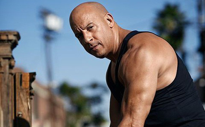  Vin Diesel trở thành diễn viên nhờ tính "láu cá": Trong một cuộc phỏng vấn, sao phim Fast &amp; Furious cho biết anh từng cùng nhóm bạn đột nhập vào rạp hát ở New York. Quản lý rạp đã không gọi cảnh sát và đề nghị đứa bé 7 tuổi xuất hiện trong vở kịch của mình. Theo USA Today, anh đã mở đầu sự nghiệp diễn xuất bằng vai diễn trong tác phẩm kịch Cánh cửa khủng long trước khi thành danh ở Hollywood. Ảnh: Shutterstock.