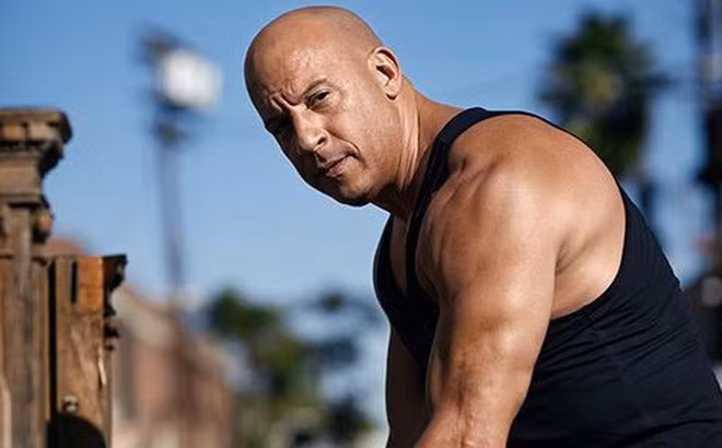  Vin Diesel trở thành diễn viên nhờ tính "láu cá": Trong một cuộc phỏng vấn, sao phim Fast &amp; Furious cho biết anh từng cùng nhóm bạn đột nhập vào rạp hát ở New York. Quản lý rạp đã không gọi cảnh sát và đề nghị đứa bé 7 tuổi xuất hiện trong vở kịch của mình. Theo USA Today, anh đã mở đầu sự nghiệp diễn xuất bằng vai diễn trong tác phẩm kịch Cánh cửa khủng long trước khi thành danh ở Hollywood. Ảnh: Shutterstock.