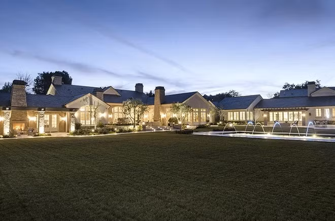 Kanye West đầu tư khá nhiều vào bất động sản. Anh cùng gia đình đang sinh sống tại một căn biệt thự rộng hơn 1.455 m2, giá 60 triệu USD nằm tại khu Hidden Hills, Los Angeles (California, Mỹ). West mua biệt thự này vào năm 2014. Ảnh: Sotheby.