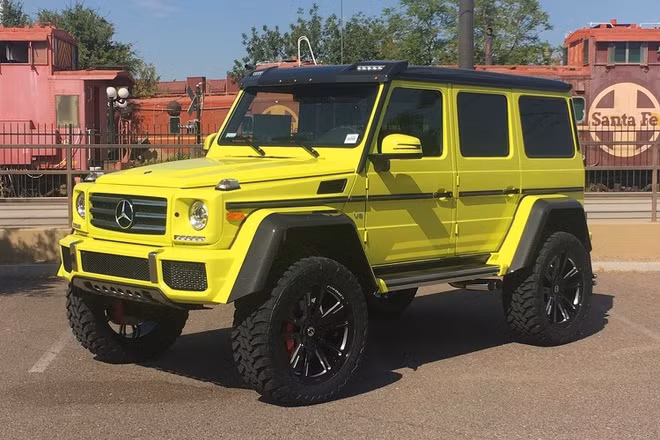 Bên cạnh căn hộ ở bang Florida, Kanye West thường xuyên tặng vợ mình những món đồ đắt tiền, nổi bật nhất trong số đó có thể kể đến một chiếc nhẫn kim cương giá 4,5 triệu USD và một chiếc xe Mercedes giá 240.000 USD. Ảnh: Pinterest.