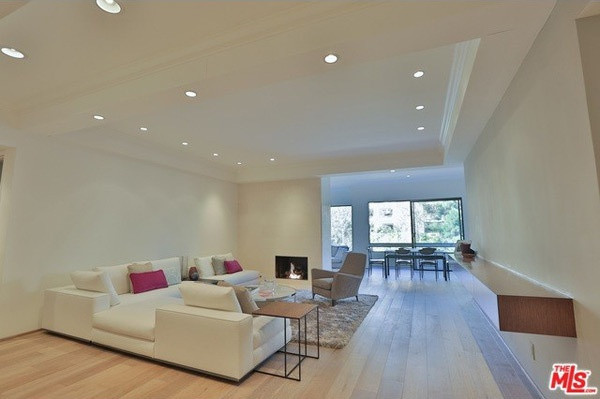 Vợ chồng nhà West còn mua một căn hộ tại Calabasas với giá 1,6 triệu USD vào năm 2017, nằm gần ngôi nhà của Kris Jenner - mẹ của Kim Kardashian. Ảnh: Trulia.