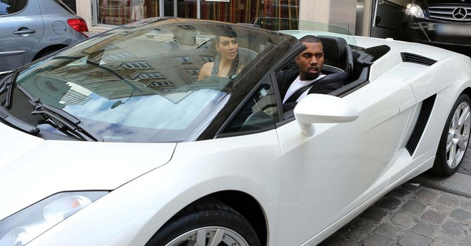 Vị tỷ phú sở hữu hàng loạt siêu xe hào nhoáng, đắt tiền. Những mẫu xe tiêu biểu trong bộ sưu tập đó là Aston Martin DB9 và Mercedes McLaren SLR. Ảnh: HotCars.