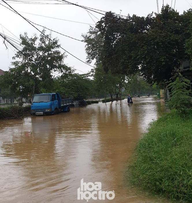 Thành phố Huế ngập sâu trong biển nước - Hình 6 Thanh pho Hue ngap sau trong bien nuoc-Hinh-6