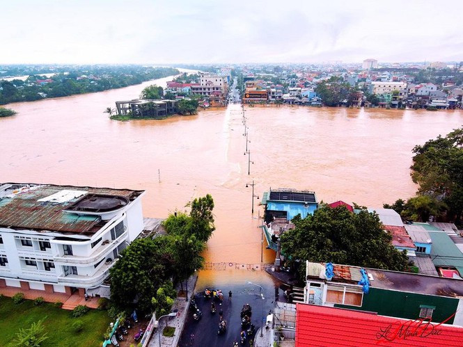 Thành phố Huế ngập sâu trong biển nước - Hình 4 Thanh pho Hue ngap sau trong bien nuoc-Hinh-4