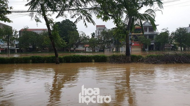 Thành phố Huế ngập sâu trong biển nước - Hình 5 Thanh pho Hue ngap sau trong bien nuoc-Hinh-5