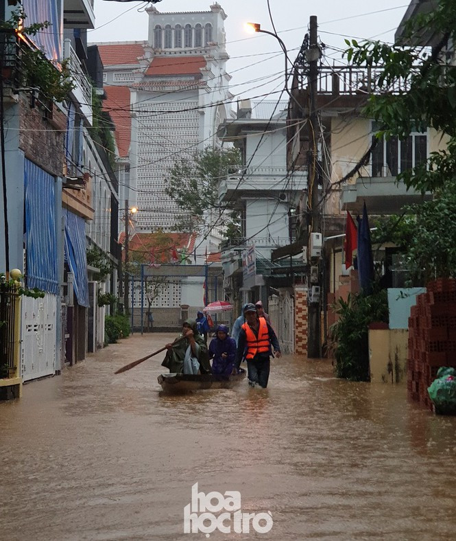Thành phố Huế ngập sâu trong biển nước - Hình 8 Thanh pho Hue ngap sau trong bien nuoc-Hinh-8