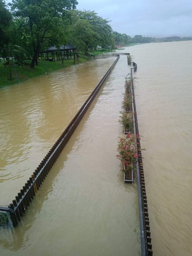 Thành phố Huế ngập sâu trong biển nước - Hình 2 Thanh pho Hue ngap sau trong bien nuoc-Hinh-2
