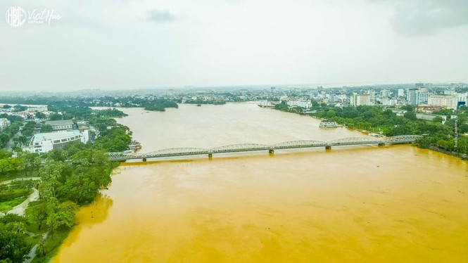 Thành phố Huế ngập sâu trong biển nước Thanh pho Hue ngap sau trong bien nuoc