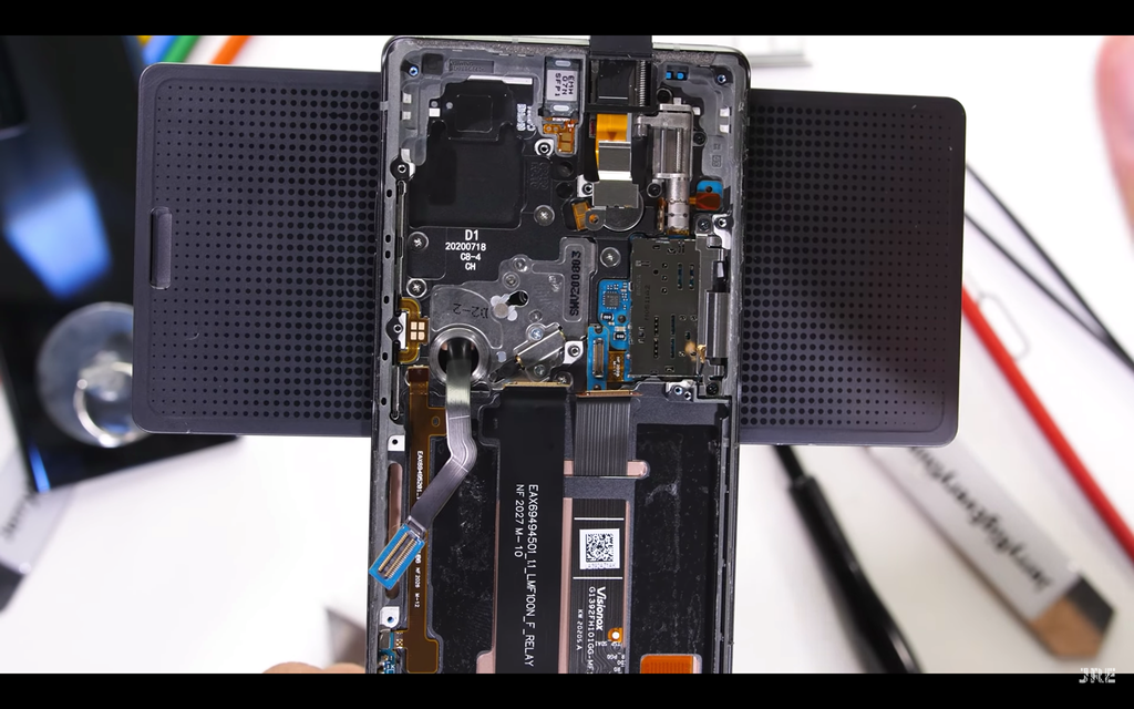 LG Wing: smartphone chuan quan doi My co ban le xoay doc dao