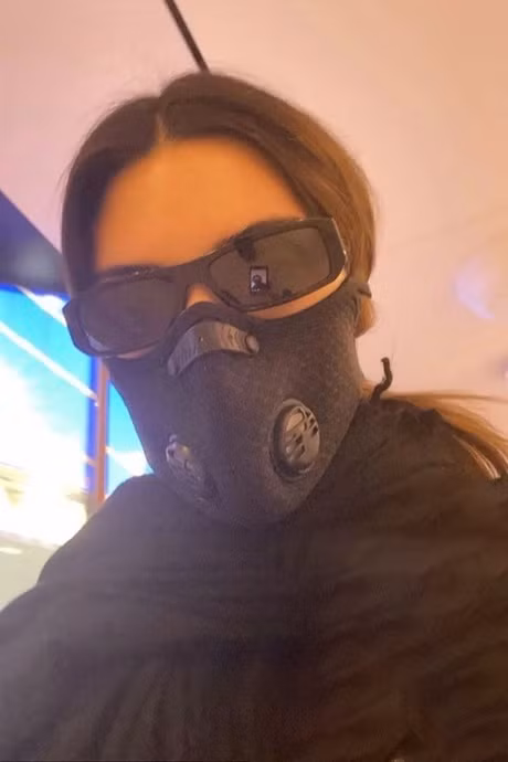 Kendall Jenner đi từ Paris, Milan và London rồi trở về Mỹ sau khi tham gia các Tuần lễ thời trang. Chân dài sinh năm 1995 cũng tỏ ra lo lắng, cô phòng dịch bằng cách luôn trùm kín mặt mũi.