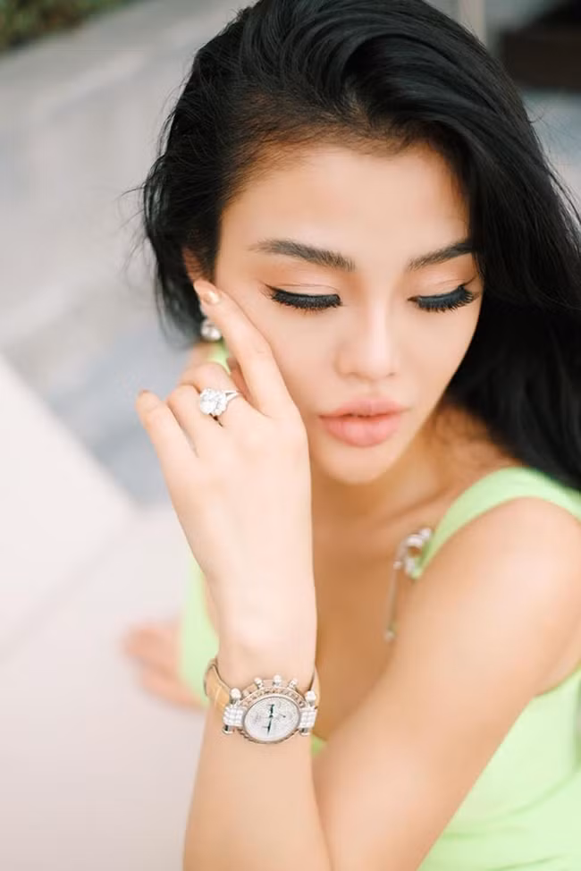 Hoa hau Julia Ho song ra sao sau ly hon chong Viet kieu?