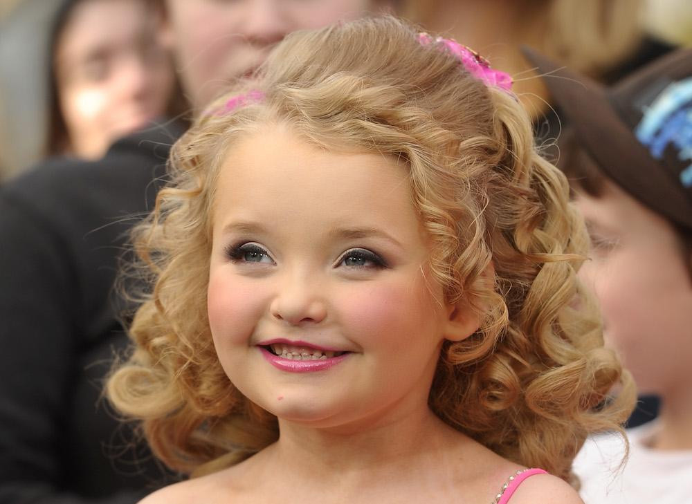 Sinh ngày 28/8/2005, Alana Thompson hay còn gọi là "Honey Boo Boo" trở nên nổi tiếng sau khi giành vương miện tại một cuộc thi nhan sắc dành cho trẻ em mang tên Toddlers &amp; Tiaras năm 6 tuổi. "Hoa hậu nhí" sau đó tham gia hàng loạt show truyền hình, giải trí. Gia đình Alana còn có nhiều chương trình truyền hình thực tế của riêng mình như Here Comes Honey Boo Boo, Growing Up Hip Hop Atlanta, Mama June: From Not to Hot...