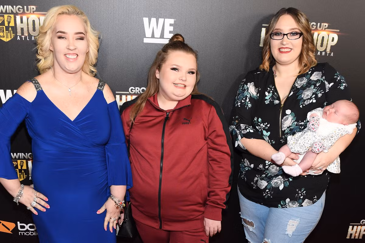 Alana cho biết cô cũng chịu nhiều tổn thương tinh thần vì đời tư bê bối của mẹ ruột. "Từ tháng 3 năm ngoái, mẹ đã không trả lời bất kỳ cuộc điện thoại nào của tôi. Chúng tôi từng cung cấp tài chính, đưa bà ấy đến trại cai nghiện nhưng giờ không thể làm gì hơn. Thật khó khăn để hàn gắn mối quan hệ đã đổ vỡ", cô nói.