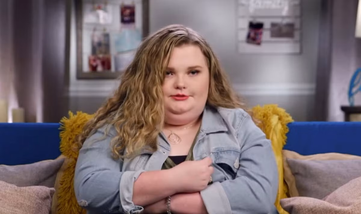 Nổi tiếng sớm, Alana cũng đối mặt không ít điều tiếng và phiền toái. Bố mẹ Alana bị chỉ trích vì đánh đối đời tư của con gái để kiếm tiền. Năm 2019, Mama June, mẹ của Alana đã bị bắt, phải đối mặt với án tù vì tàng trữ chất kích thích và ma túy.