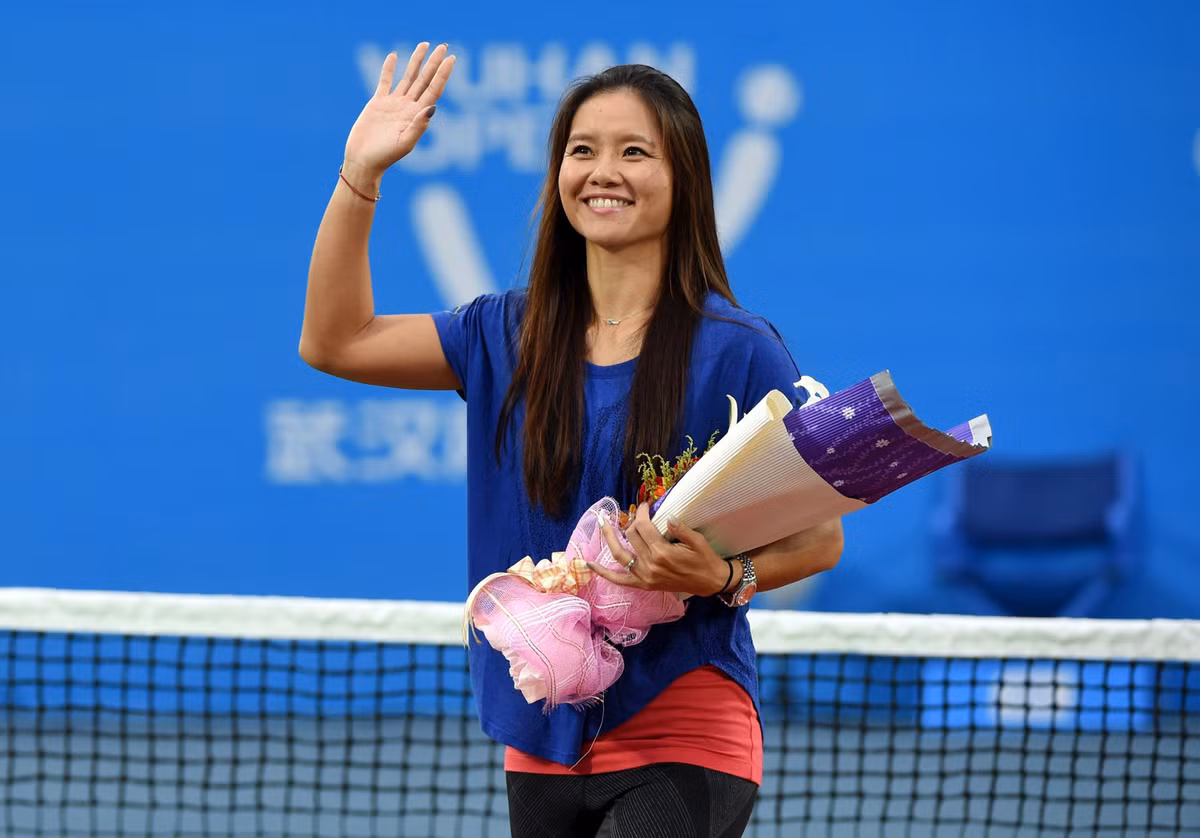 Kể từ khi “nghỉ hưu”, Li tận dụng tên tuổi của mình, thành lập một học viện huấn luyện tennis và duy trì các hợp đồng quảng cáo với các công ty lớn như Nike. Năm 2019, cô trở thành tay vợt châu Á đầu tiên ghi danh tại Đại sảnh Danh vọng Quần vợt Quốc tế. Hiện Li Na sở hữu khối tài sản ròng trị giá 50 triệu USD. corona_counter.css