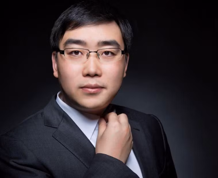 Cheng Yixiao (36 tuổi) - đồng sáng lập Kuaishou, ứng dụng quay video dạng ngắn lớn thứ hai thế giới - sở hữu khối tài sản 3,1 tỷ USD, theo Forbes. Anh bắt đầu sự nghiệp của mình với tư cách là một kỹ sư phần mềm tại công ty công nghệ Mỹ Hewlett-Packard (HP). Đồng thời, Cheng từng làm việc ở công ty công nghệ Renren của Trung Quốc trước khi sáng tạo nên Kuaishou.