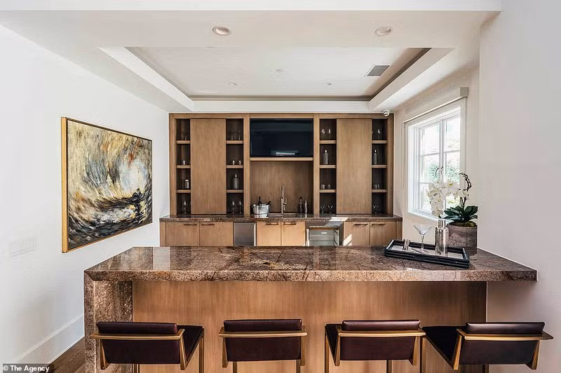 Nam ca sĩ sử dụng nội thất gỗ trắng, gỗ đỏ sẫm và đá nâu vàng sang trọng.