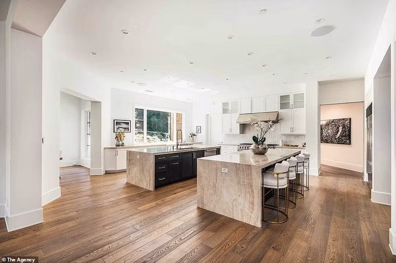 Không gian bếp và quầy bar nhỏ.