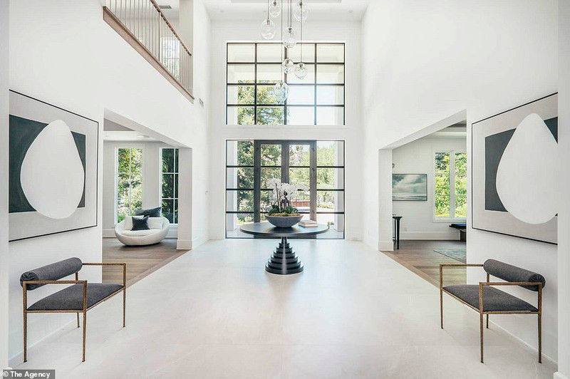 Nơi ở của The Weeknd được bao quanh bởi cây cối xanh mát.