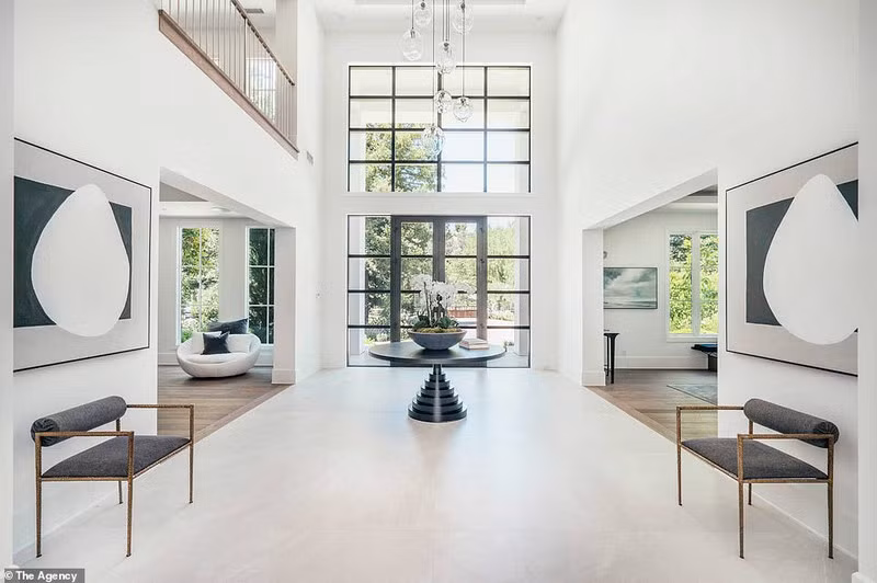 Nơi ở của The Weeknd được bao quanh bởi cây cối xanh mát.