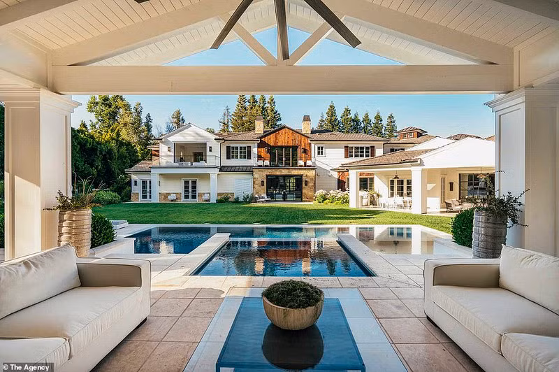 Bể bơi thoáng đãng.