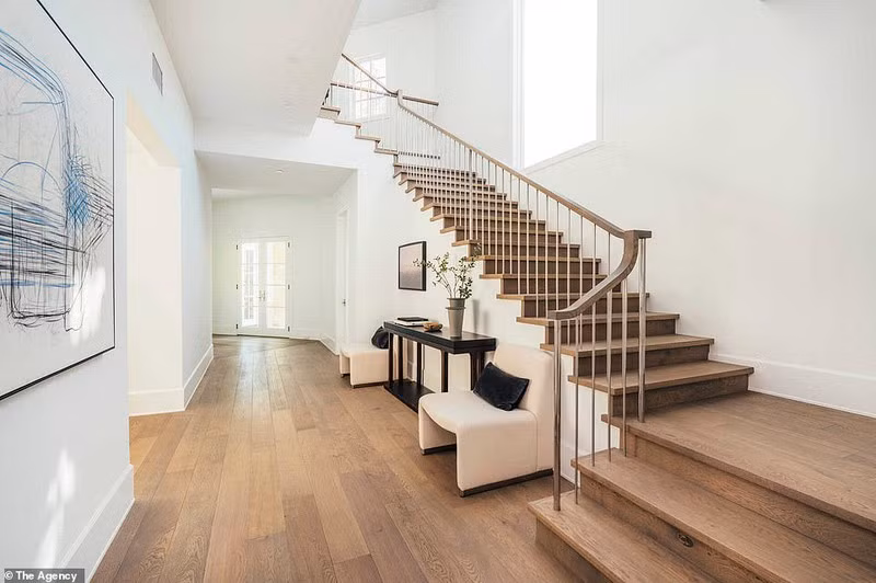 Cầu thang gỗ tinh tế.