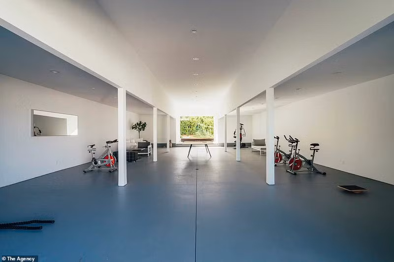 Phòng tập thể dục thể thao khá lớn và rộng được đặt ngay trong căn biệt thự.