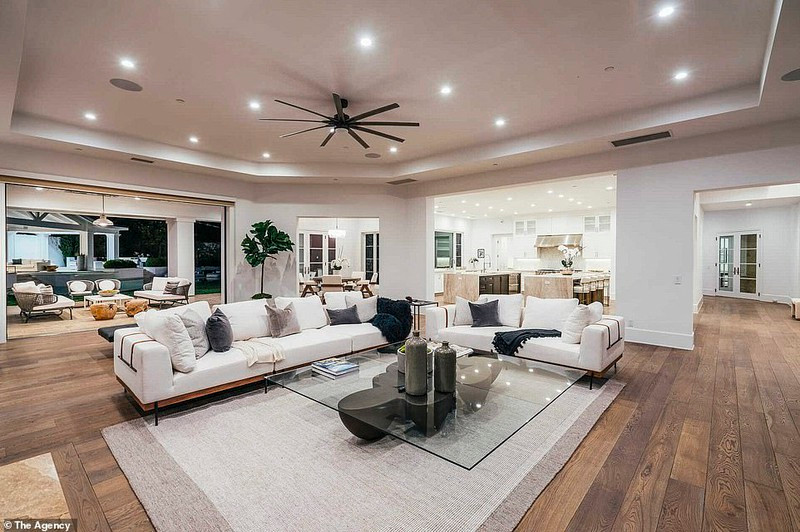 Nơi ở của bạn trai Bella Hadid gồm có 9 phòng ngủ và 11 phòng tắm sang trọng, trang nhã.