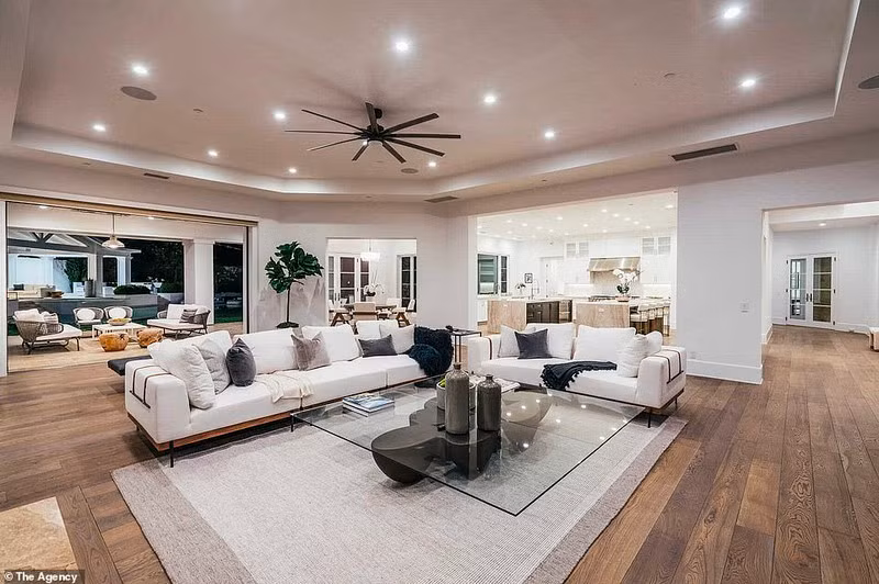 Nơi ở của bạn trai Bella Hadid gồm có 9 phòng ngủ và 11 phòng tắm sang trọng, trang nhã.