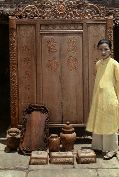 Một phụ nữ bán đồ mộc.