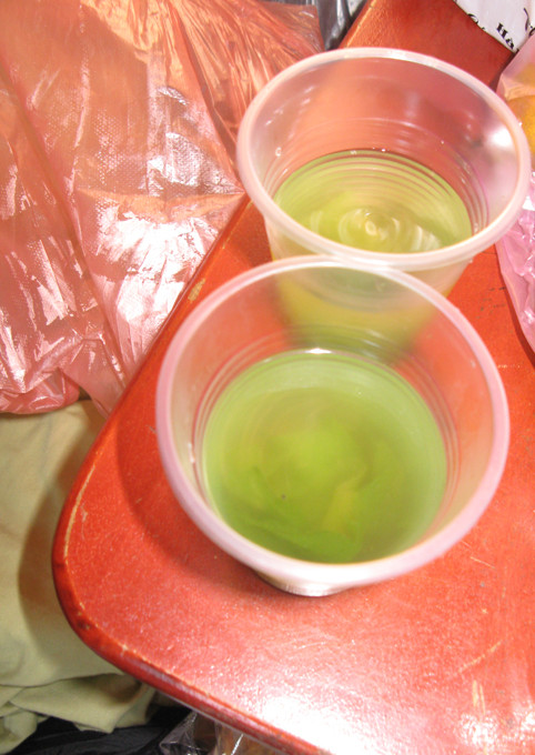 Nửa ly nước canh lõng bõng.