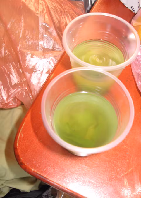 Nửa ly nước canh lõng bõng.