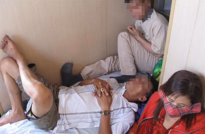 Nằm, ngồi vạ vật trên tàu.