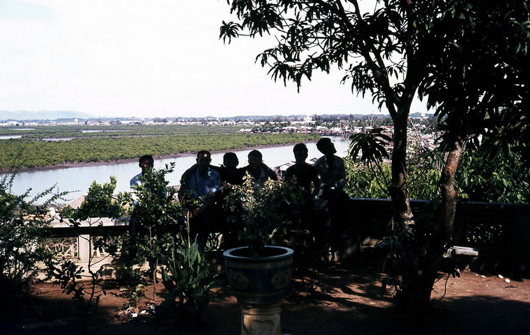 Các thanh niên thư giãn tại một khoảng sân của Thích Ca Phật Đài.