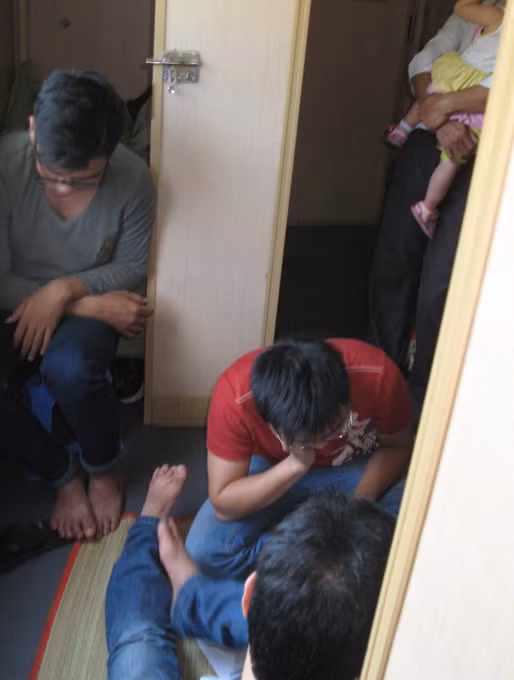 Ngồi ngủ ở bất kỳ góc nào tìm được.