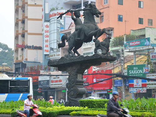 Tượng đài Phù Đổng Thiên Vương ở ngã sáu Cách Mạng Tháng Tám (Ngã Sáu Phù Đổng) cũng là một trong những tượng đài được xây dựng trước năm 1975 còn lại ở TP HCM. Ảnh: internet